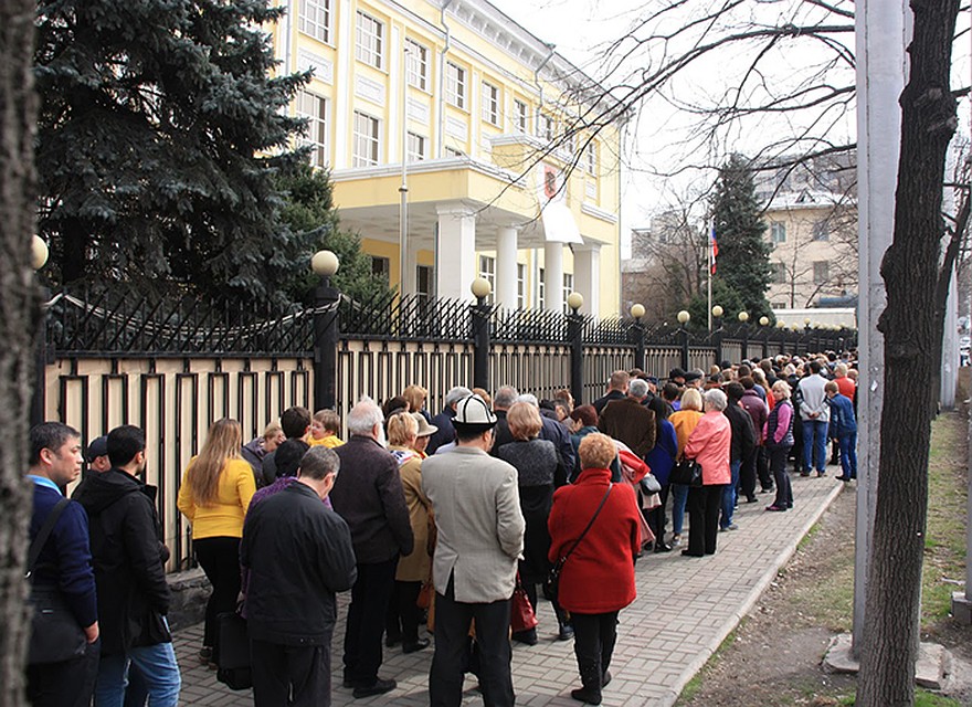 Очередь к посольству в Бишкеке растянулась на несколько кварталов. Фото: Антон Середа 