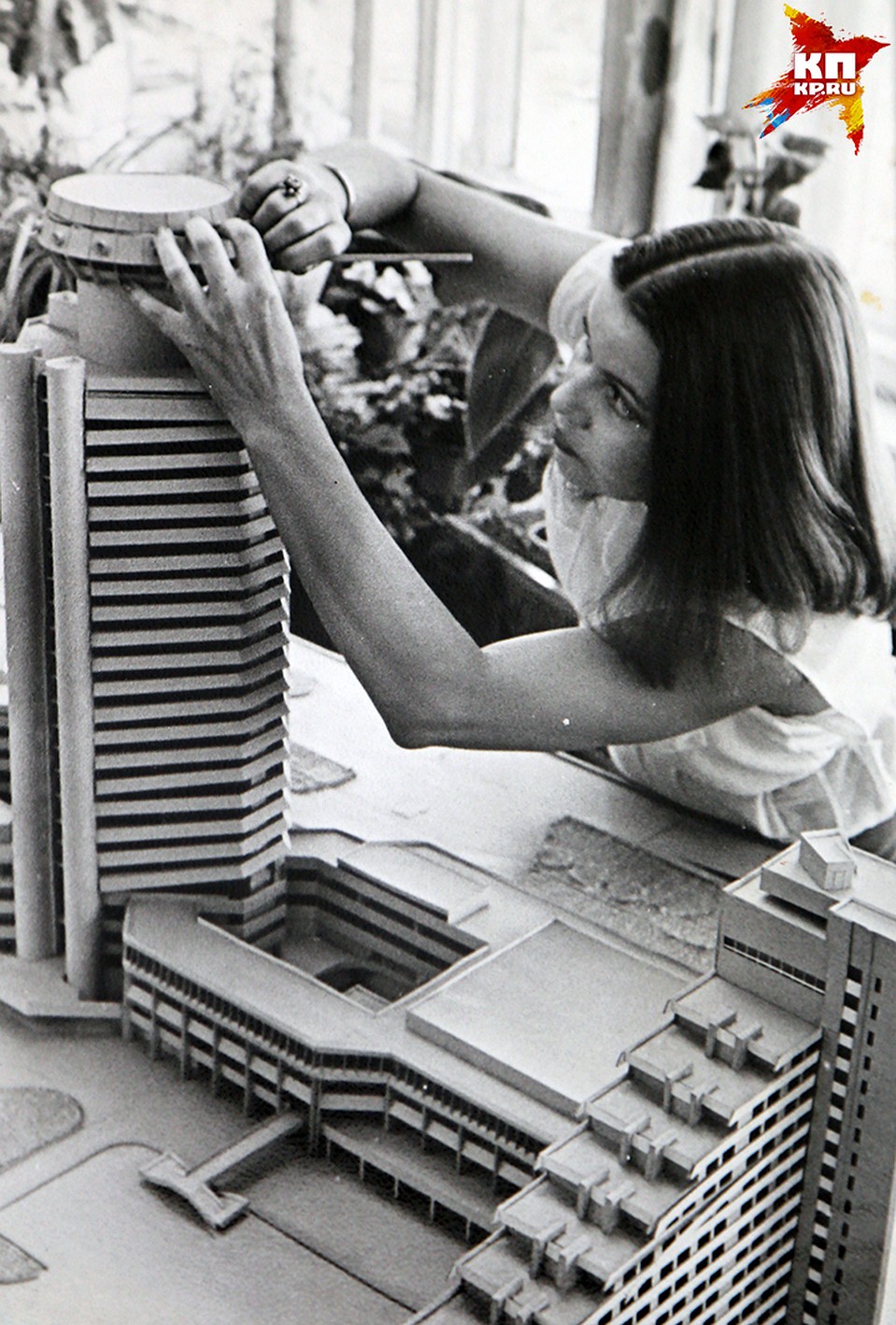 Нина Петрова за работой, 80-е