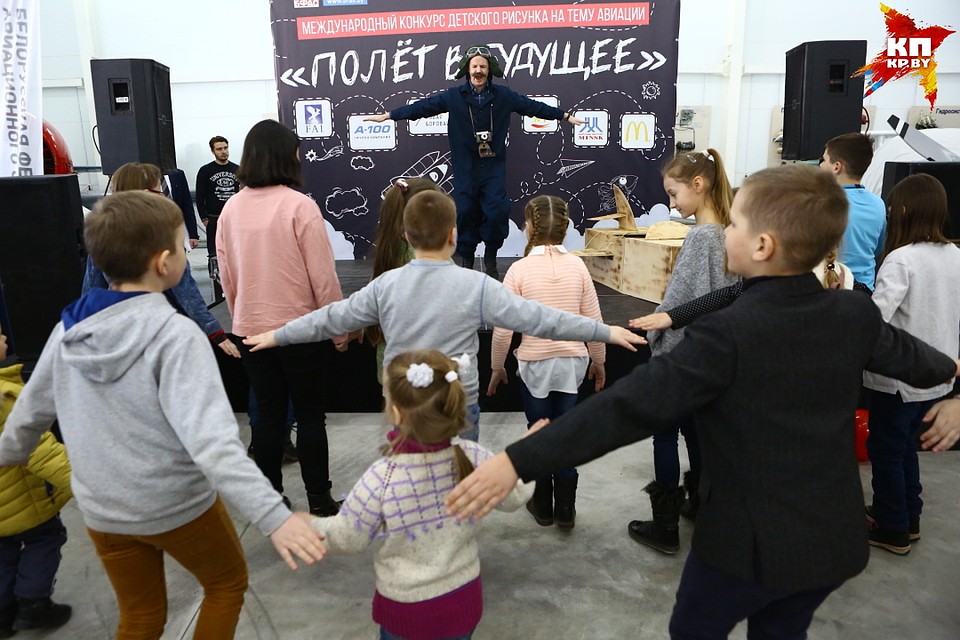 - В таком возрасте, ккак эти ребята, я хотел играть в футбол и не хотел учиться в школе, - признался космонавт. Фото: Святослав ЗОРКИЙ