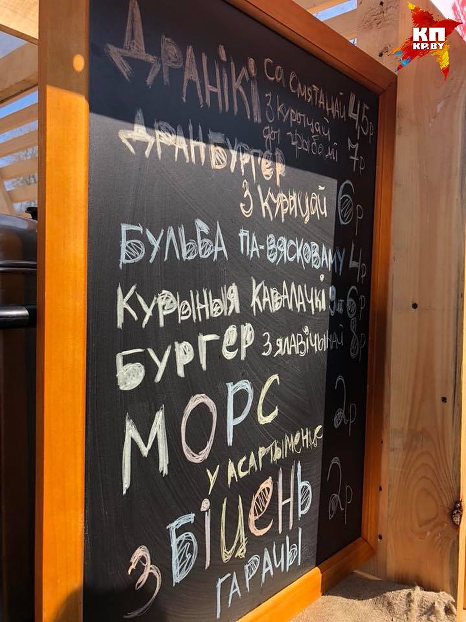 Те, кто проголодался, могут подкрепиться на фуд-корте. Фото: Дарья ПУТЕЙКО