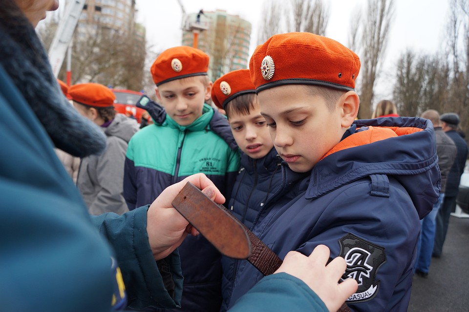 Медики показывали ребятам, как оказывать первую помощь Фото: Анастасия ЖУКОВА