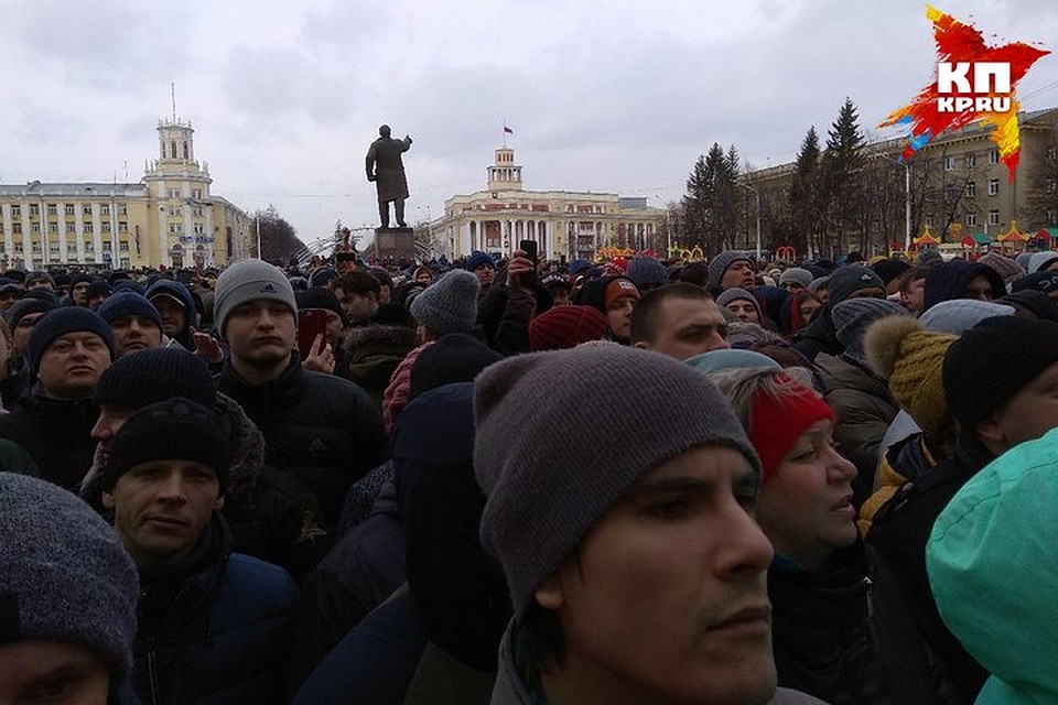 Толпа не верит, что погибли 64 человека Фото: Екатерина БОРМОТОВА