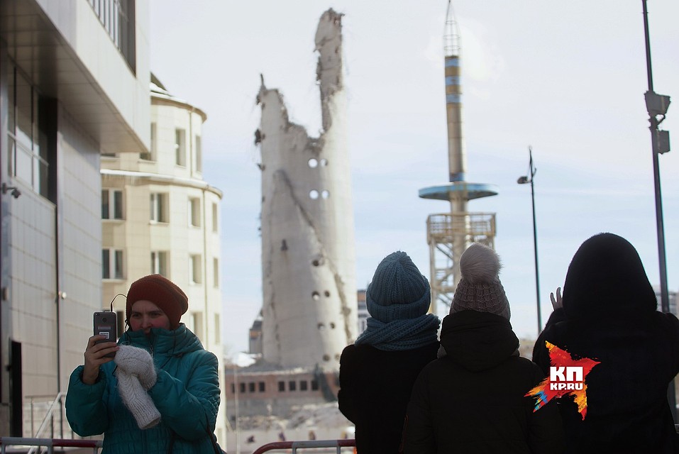 Уральцы делают селфи с укороченной версией достопримечательности Фото: Алексей БУЛАТОВ