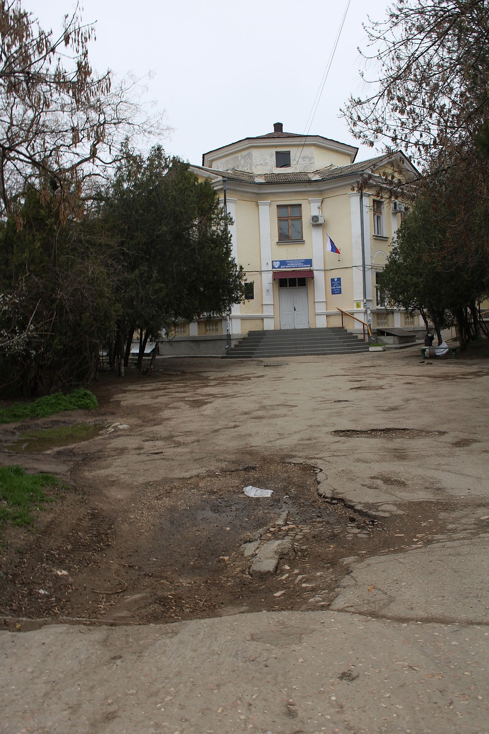 Подъезд к поликлинике оставляет желать лучшего. Фото: Галина КОВАЛЕНКО