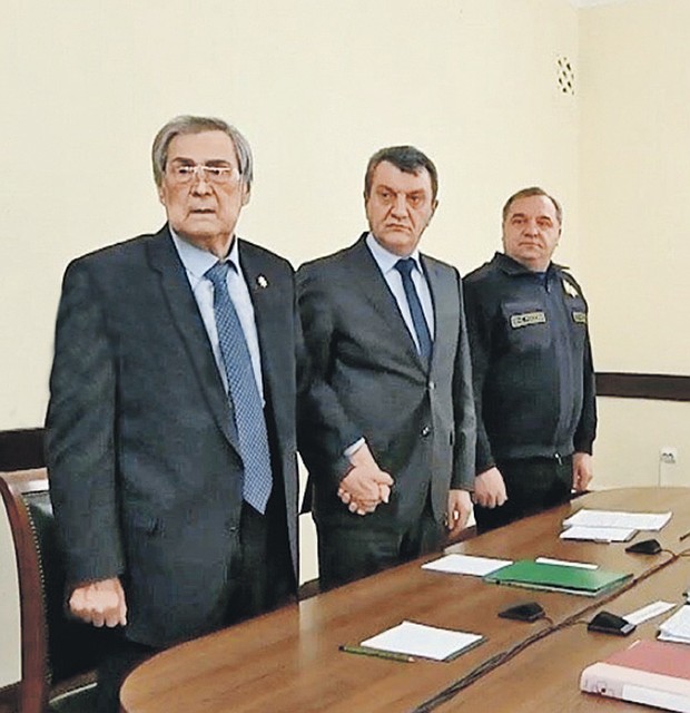 Аману Тулееву тяжело было стоять перед президентом во время минуты молчания, его пришлось поддерживать за руку полпреду Сергею Меняйло. Справа на фото - глава МЧС Владимир Пучков. Фото: youtube.com