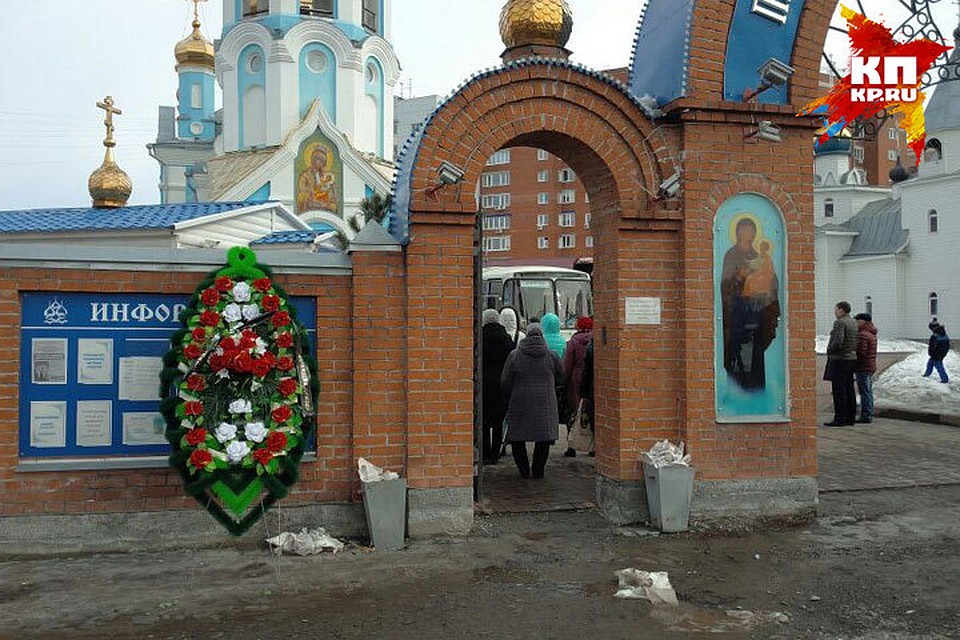 Девушка из церковной лавки бесплатно раздавала каждому пришедшему свечи Фото: Виктория МИНАЕВА