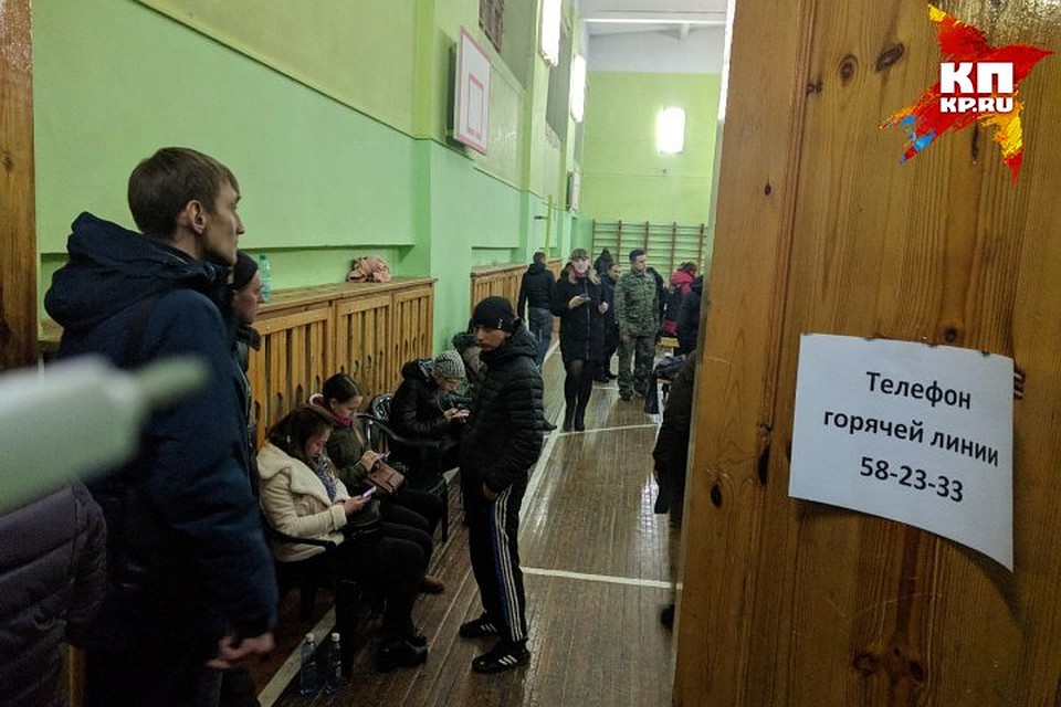 В школе, где находились пострадавшие и родственники, Максим Семенов помогал чем мог: разносил воду, возил люей в больницы... Фото: Полина ПРИЛУЦКАЯ
