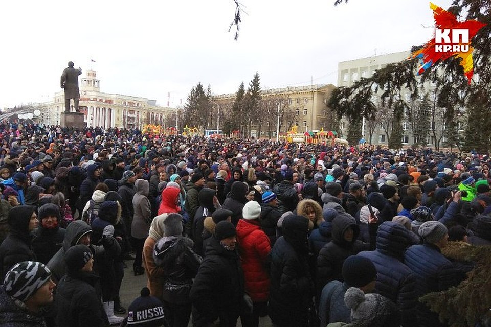 Стихийный митинг, собравшийся на главной площади Кемерова после трагедии Фото: Екатерина БОРМОТОВА