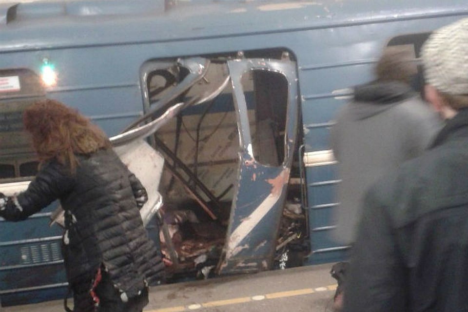 Это первый снимок с места трагедии. Таким въехавший на станцию поезд увидели пассажиры, стоящие на платформе Фото: ДТП и ЧП (Вконтакте)