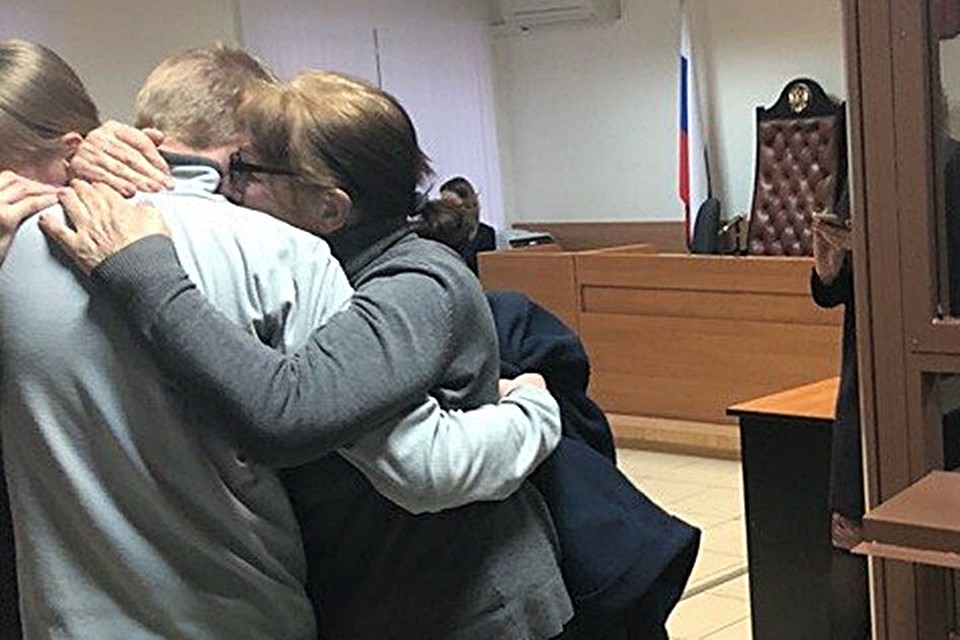 Родственники со слезами на глазах принялись обнимать Федора после того, как его выпустили из-под стражи