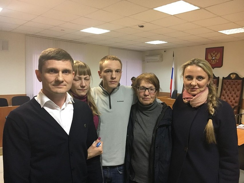 Федор Иванов (в центре) с мамой и адвокатами (по краям) после оправдательного приговора