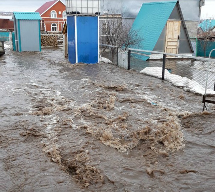 В Чекмагуше бурный поток воды смывает все со своего пути. Фото: соцсети