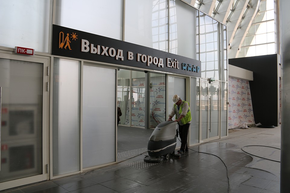 Внутри тоже все моют. Фото: Анастасия КУРДЮКОВА