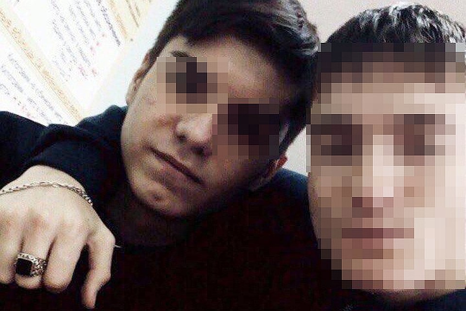 Нападавший (слева) отделался неглубоким порезом шеи