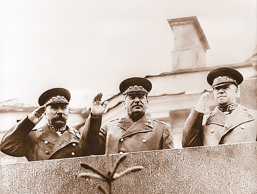 Буденный (слева), Сталин и Жуков на Параде Победы. 1945 г. Фото: TASS