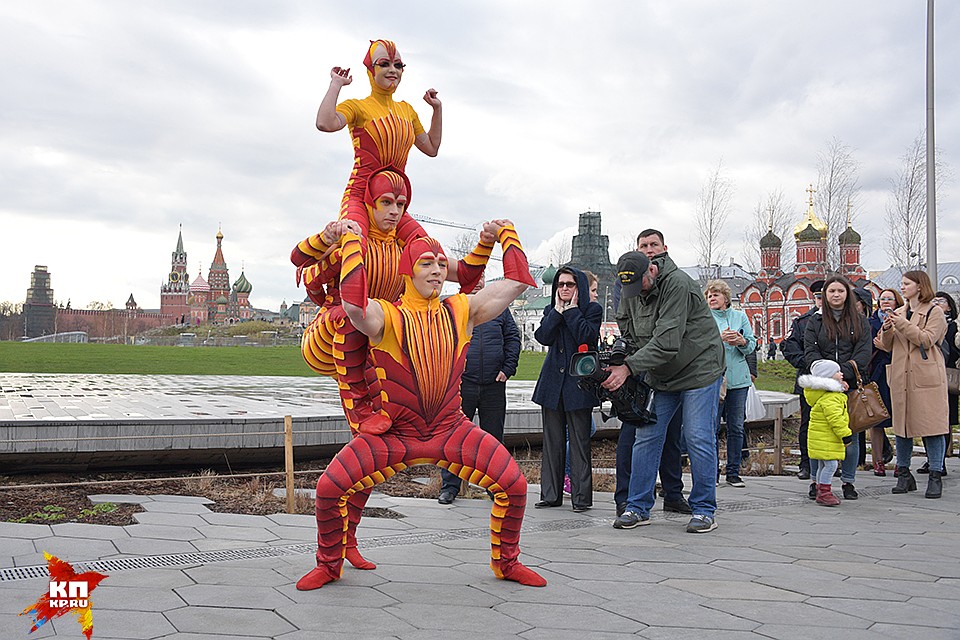 Артисты Cirque du Soleil бесплатно выступили в "Зарядье" Фото: Михаил ФРОЛОВ