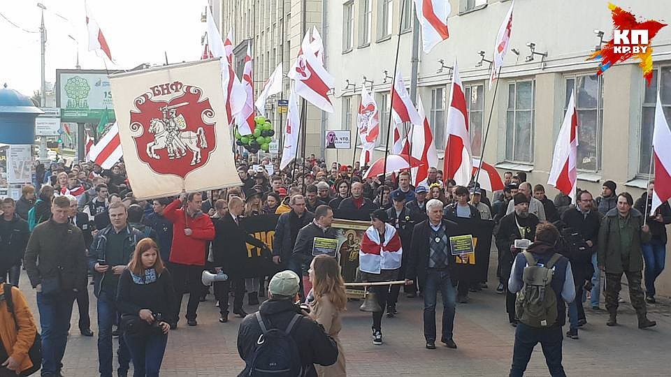 По разным оценкам в колонне от 200 до 400 человек. Фото: Павел МАРТИНЧИК
