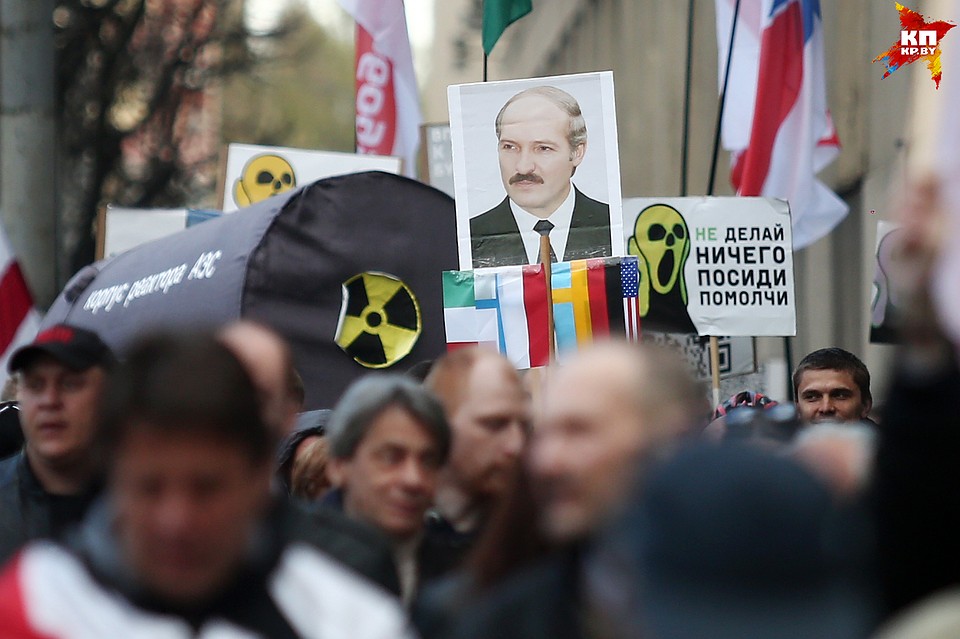 Участники акции принесли плакаты, транспаранты. На них лозунги: «Отмолчимся за лучшее будущее», «Шлях можа быць іншым». Фото: Павел МАРТИНЧИК