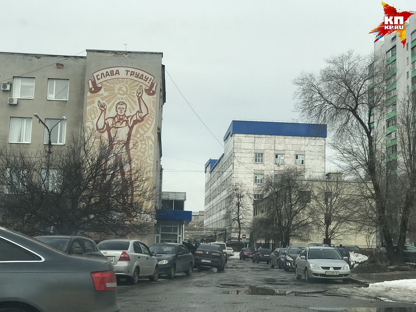 Борьба с советским прошлым в Харькове идет крайне слабая. Заводские и фабричные стены по-прежнему украшены мозаичными панно, прославляющими труд и советский народ Фото: Мария ОРЛОВА