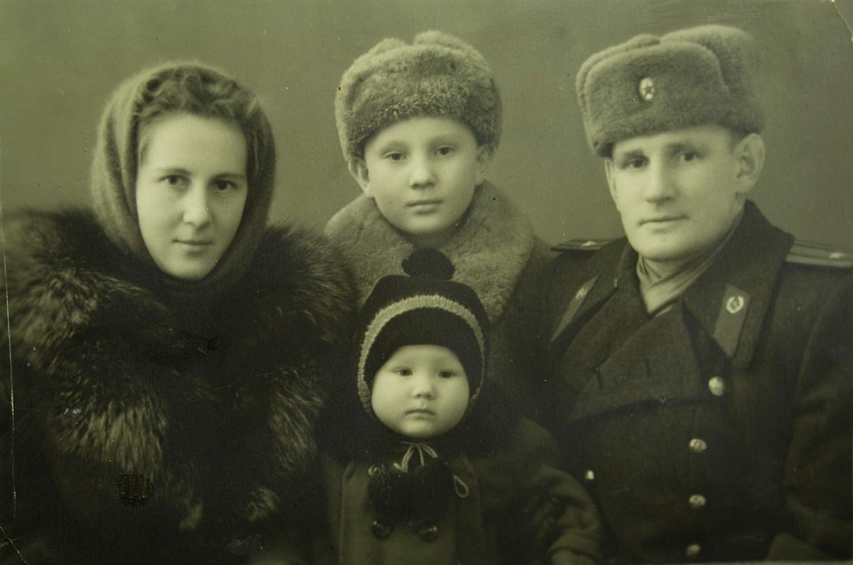 Степан с женой и детьми. Архив Татьяны Неустроевой