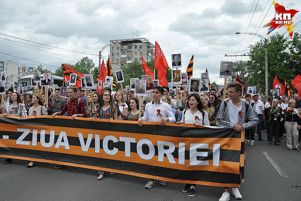 Десятки тысяч человек прошли с портретами своих героев и в Молдавии. Фото: Сергей СЕДЛЕЦКИЙ