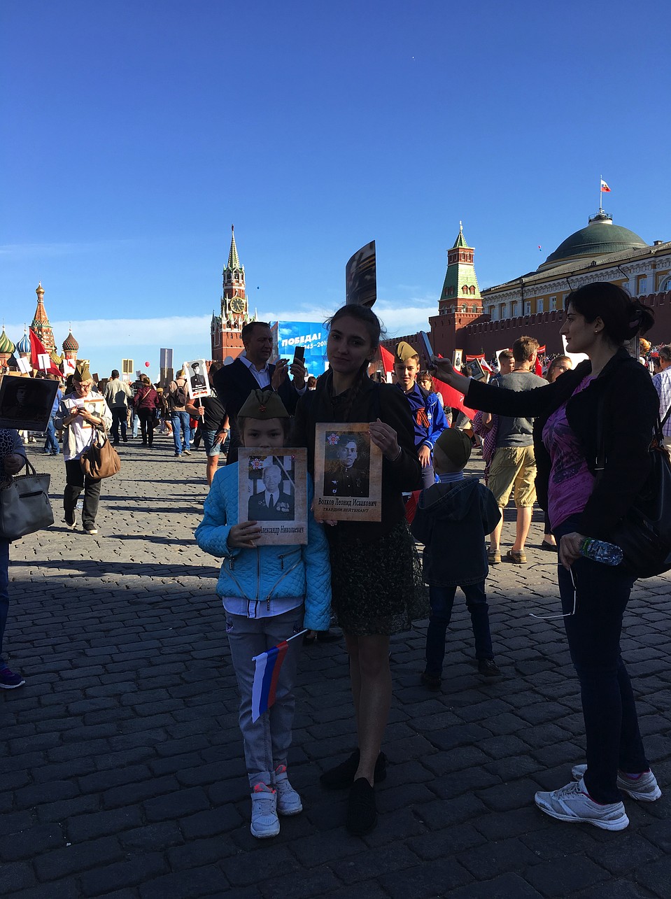 Дочь и сестра нашего корреспондента с портретами родственников - героев Великой Отечественной войны Фото: Наталья ВАРСЕГОВА