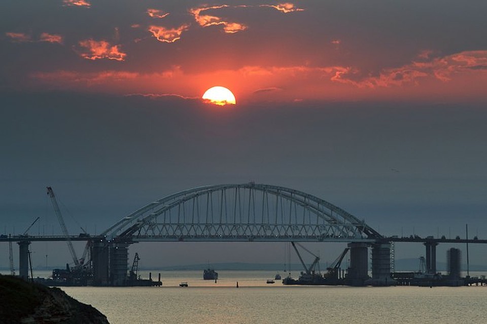 Закат на Крымском мосту. Фото: Василий БАТАНОВ