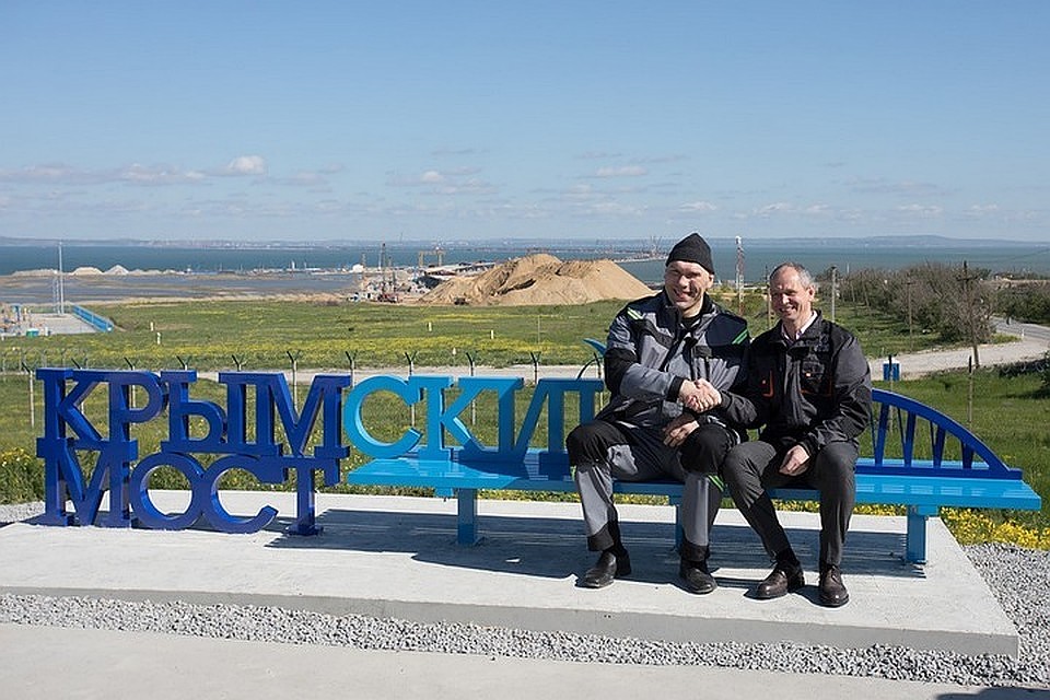Первым на скамейке с видом на Крымский мост посидел Николай Валуев.