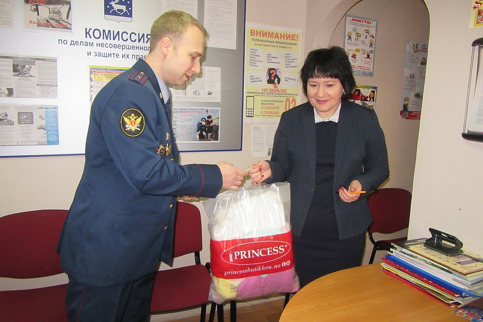 Свой рабочий день Константин Попв решил начать с доброго дела, передав комиссии по делам несовершеннолетних детские вещи для их подопечных. Фото: Елена МОЛОДЦОВА