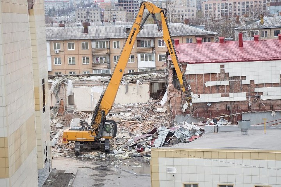 Снос сгоревшего ТРЦ начался 15 мая, но был приостановлен следственными органами Фото: Кирилл ЧАЩИН
