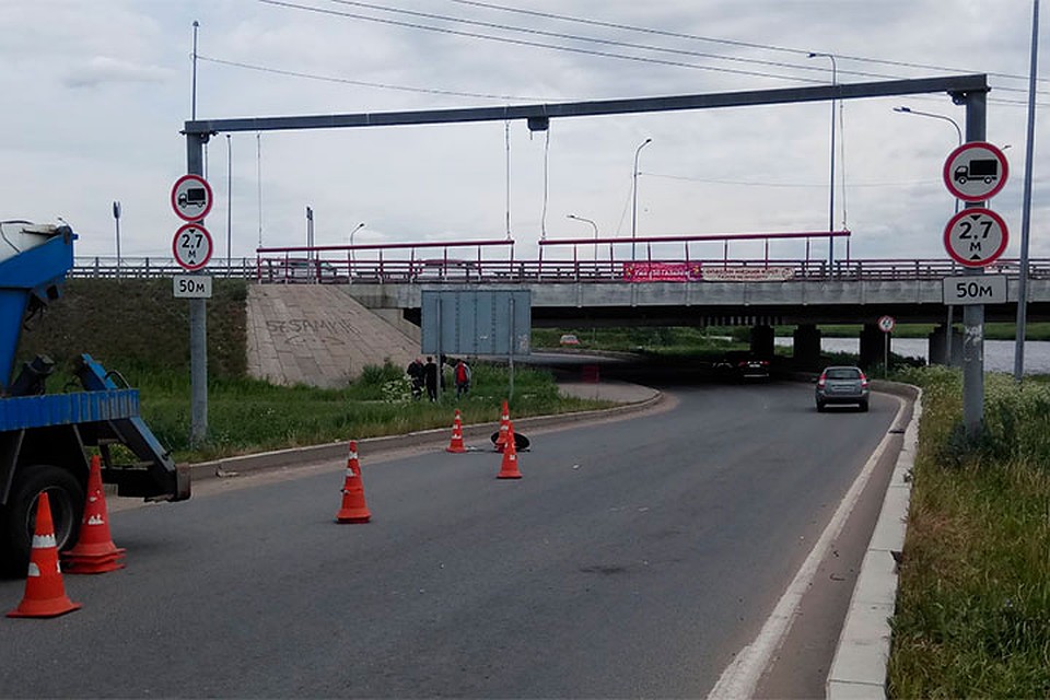 Также у "Моста глупости" решено было повесить цепи. Фото: twitter@foolsbridge