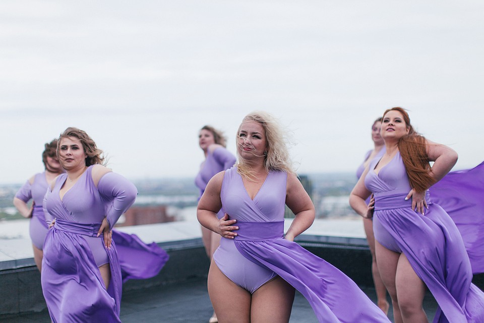 Танцовщицы Plus Size не стесняются своих форм. И готовы доказать, что лишний вес - чувству ритма не помеха. Фото: Luba Butterfly.