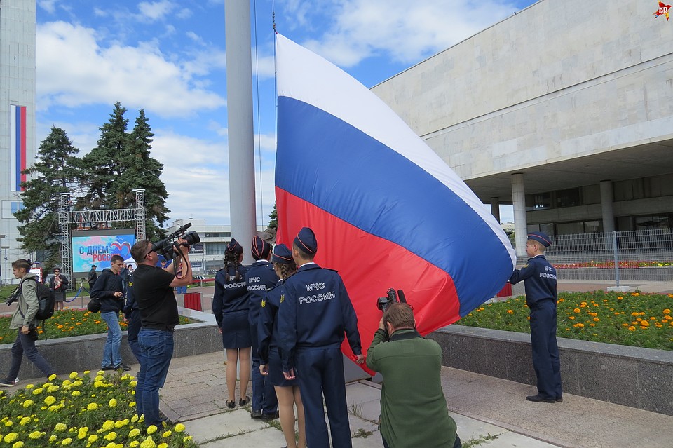 Церемония поднятия государственного флага РФ. Фото: Светлана ЧЕРНЫШОВА