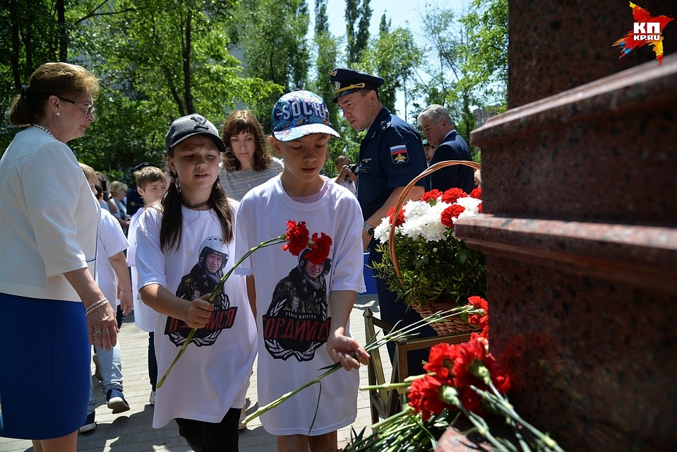 Школьники разных возрастов присутствовали на церемонии. Фото: Кристина БРАЖНИКОВА