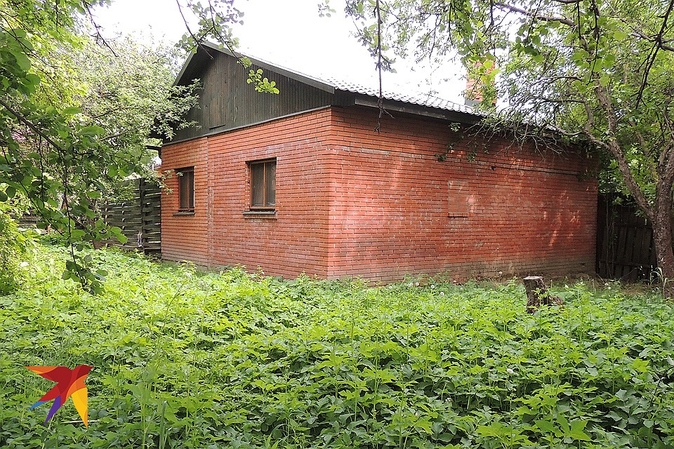 Каменная банька соседа, построенная на части участка Алексея Баталова. Фото: Анастасия ПЛЕШАКОВА