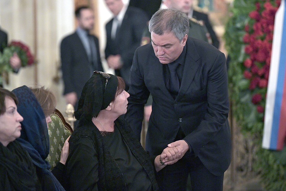 Вдова С.Говорухина Галина и спикер Госдумы РФ Вячеслав Володин. Фото: Алексей Никольский/ТАСС