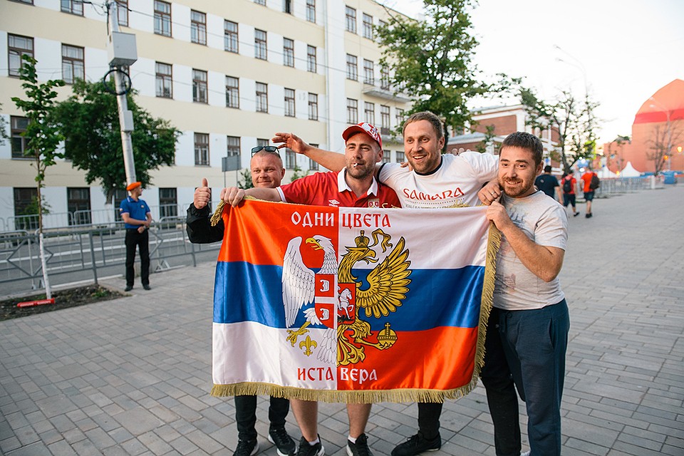 Сербские болельщики празднуют победу сборной Фото: Альберт ДЗЕНЬ