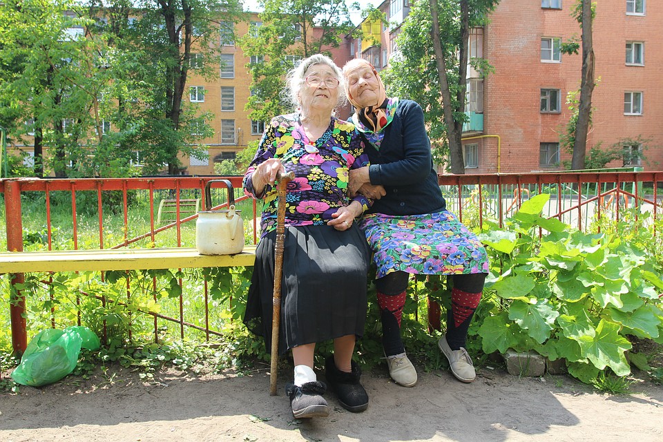 Пенсионерки на страже порядка Фото: Игорь ДОКУЧАЕВ