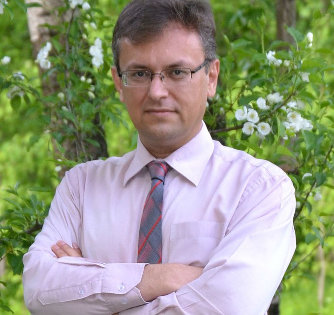 Дмитрий Беляев: ". Свои выпускные наряды всегда хорошо помнят девочки. У меня же было все банально и просто: обычная рубашка и брюки. Я всегда был приверженцем удобной одежды."