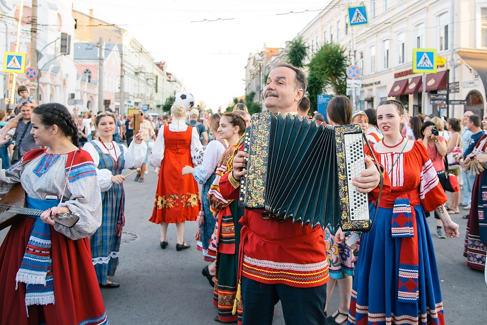 Какой карнавал без русского баяна? Фото: Альберт ДЗЕНЬ