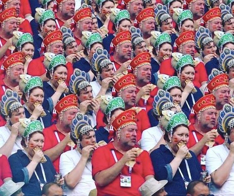 Болеть за наших надо с аппетитом! Фото: СОЦСЕТИ