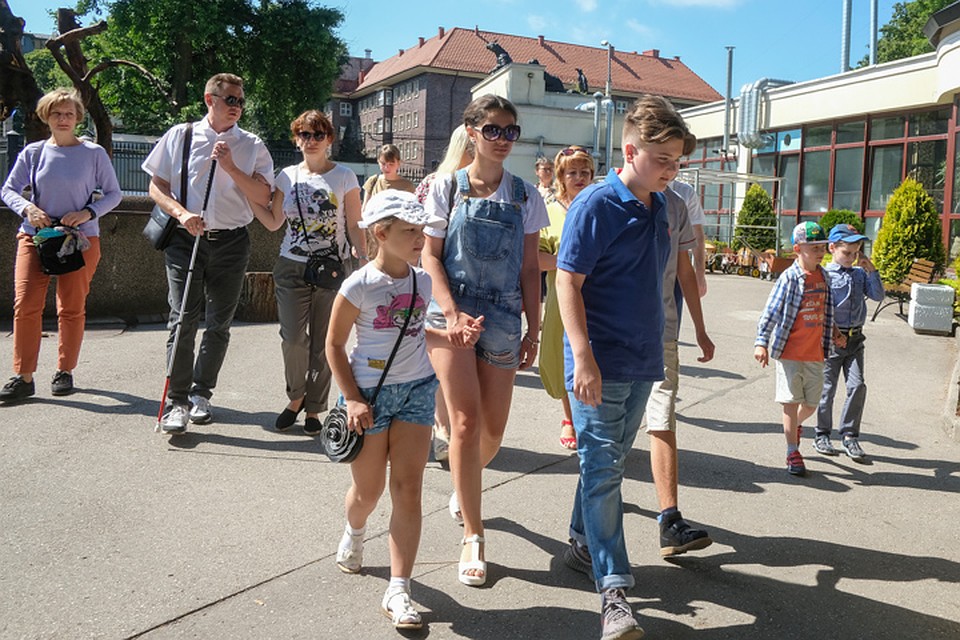 На первую экскурсию ребята пошли парами: каждого невидящего сопровождал зрячий сверстник. Фото: Артем КИЛЬКИН