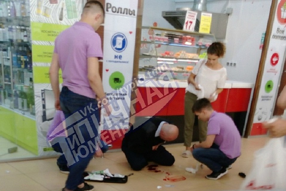 Очевидцы кровавой разборки в тюменском "Ашане" сообщают, что охранник потерял много крови. Фото группы "Типичная Тюмень" vk.com