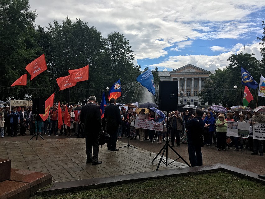 С возвышения о наболевшем высказывались члены профсоюзов