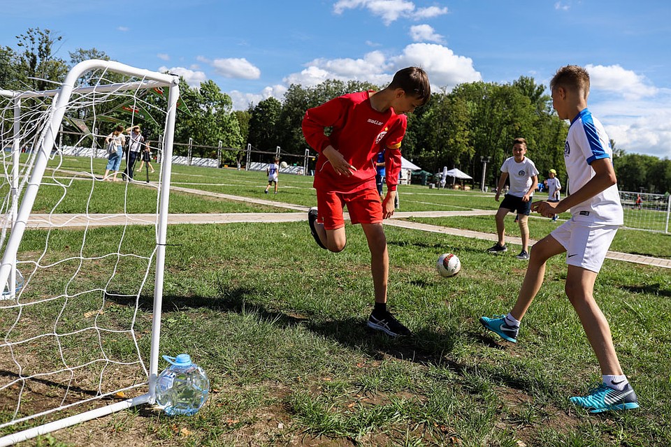 В парке Победы открыли первую fun-зону, куда можно привести детей, чтобы они научились играть в классический футбол и другие разновидности самого популярного вида спорта.