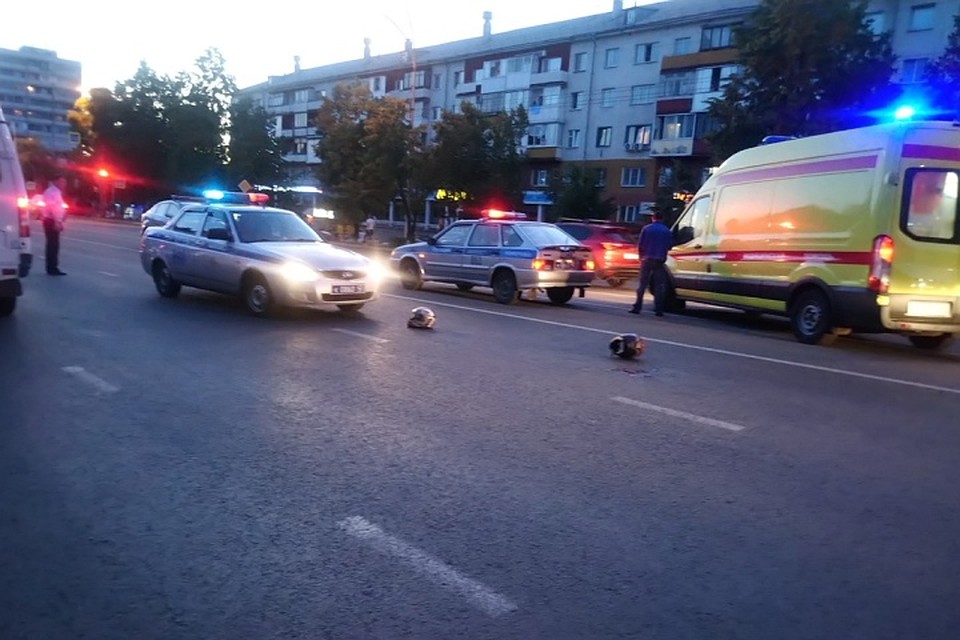 Мотоцикл с водителем и пассажиром буквально перелетел через легковушку Фото: Полина ПРИЛУЦКАЯ