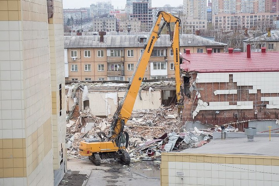 Возможно, вскоре будет возобновлен снос зданий сгоревшего ТРЦ Фото: Кирилл ЧАЩИН