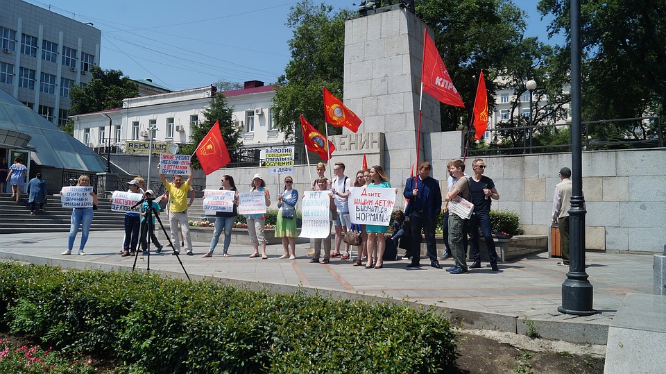 Коммунистов было едва ли не больше, чем родителей Фото: Артём КАБАНКОВ