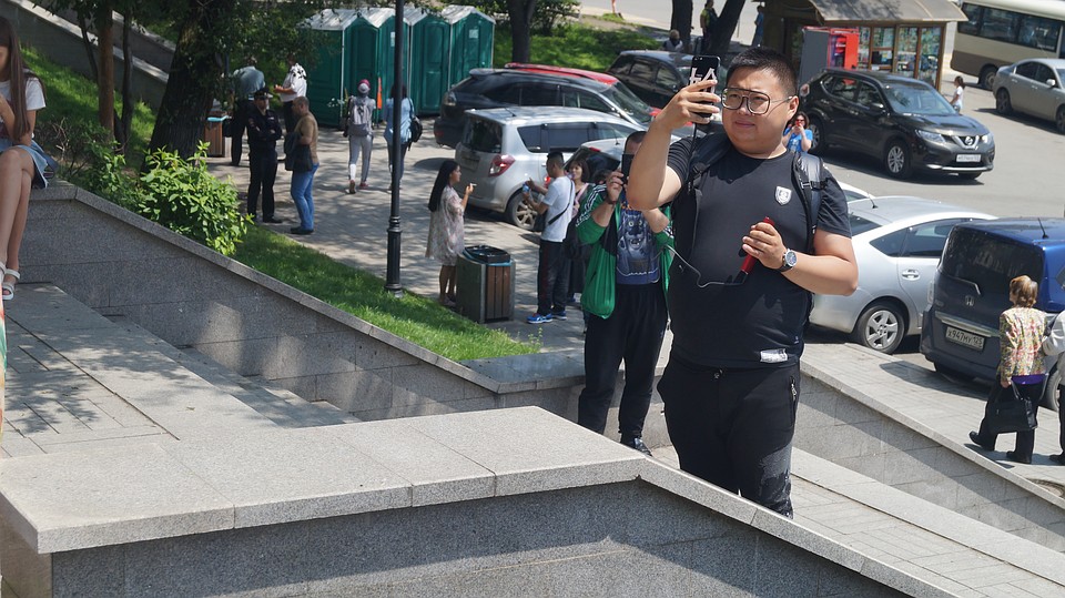 Китайские туристы с интересом фотографировали протестующих Фото: Артём КАБАНКОВ