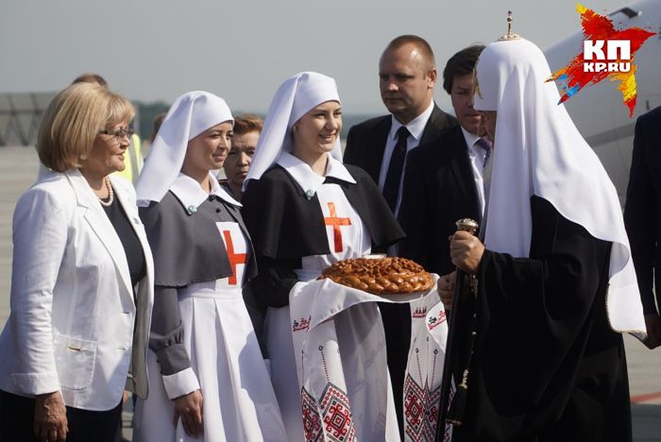 По традиции главу РПЦ встретили на Урале с хлебом и солью. Фото: Алексей БУЛАТОВ